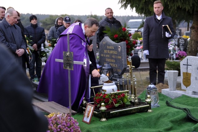 Były żużlowiec Apatora Toruń, z którym zdobył złoty medal Drużynowych Mistrzostw Polski w 1986 roku, a także GKM-u Grudziądz, zmarł w niedzielę w wieku 56 lat. Piotra Maćkiewicza rodzina, przyjaciele i kibice pożegnali w kościele św. Michała Archanioła w Toruniu. Żużlowiec spoczął na Centralnym Cmentarzu Komunalnym.Aby przejść do galerii, przesuń zdjęcie gestem lub naciśnij strzałkę w prawo.