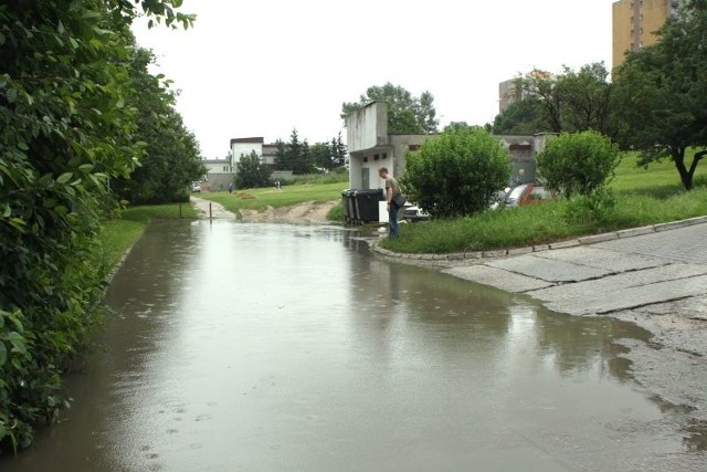 Taki zalew powstaje po opadach deszczu przy ulicy Śląskiej 6 w Kielcach. Woda uniemożliwia dostanie się do kontenerów na śmieci. 