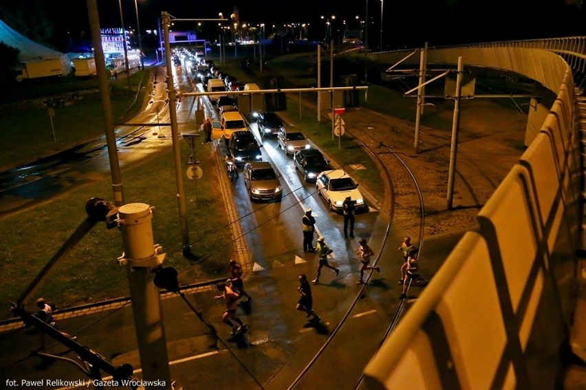 Nocny półmaraton sparaliżował miasto. Korki i zablokowane tramwaje (ZDJĘCIA)