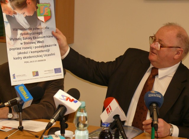 Rektor doc. dr Janusz Bek na konferencji prasowej zachwalał atuty swojej uczelni.