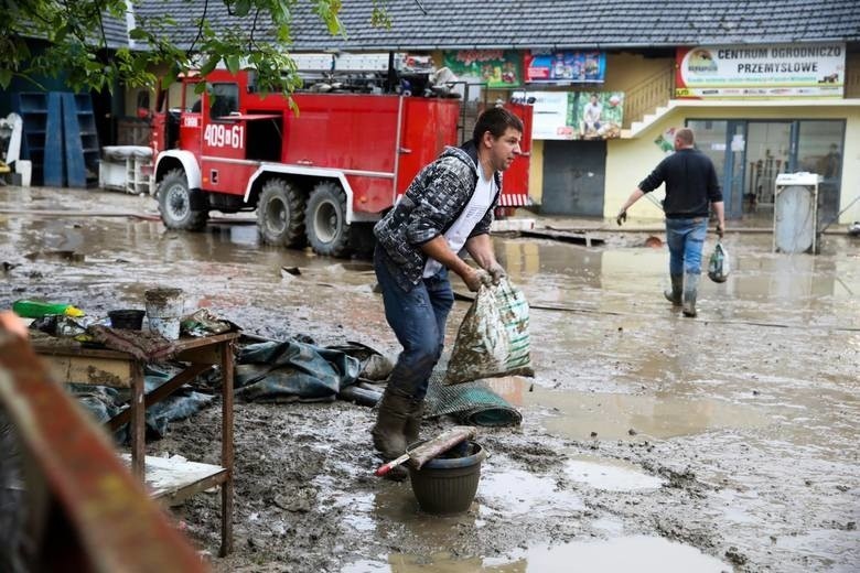 M.in. mieszkańcy Łapanowa walczą ze skutkami powodzi