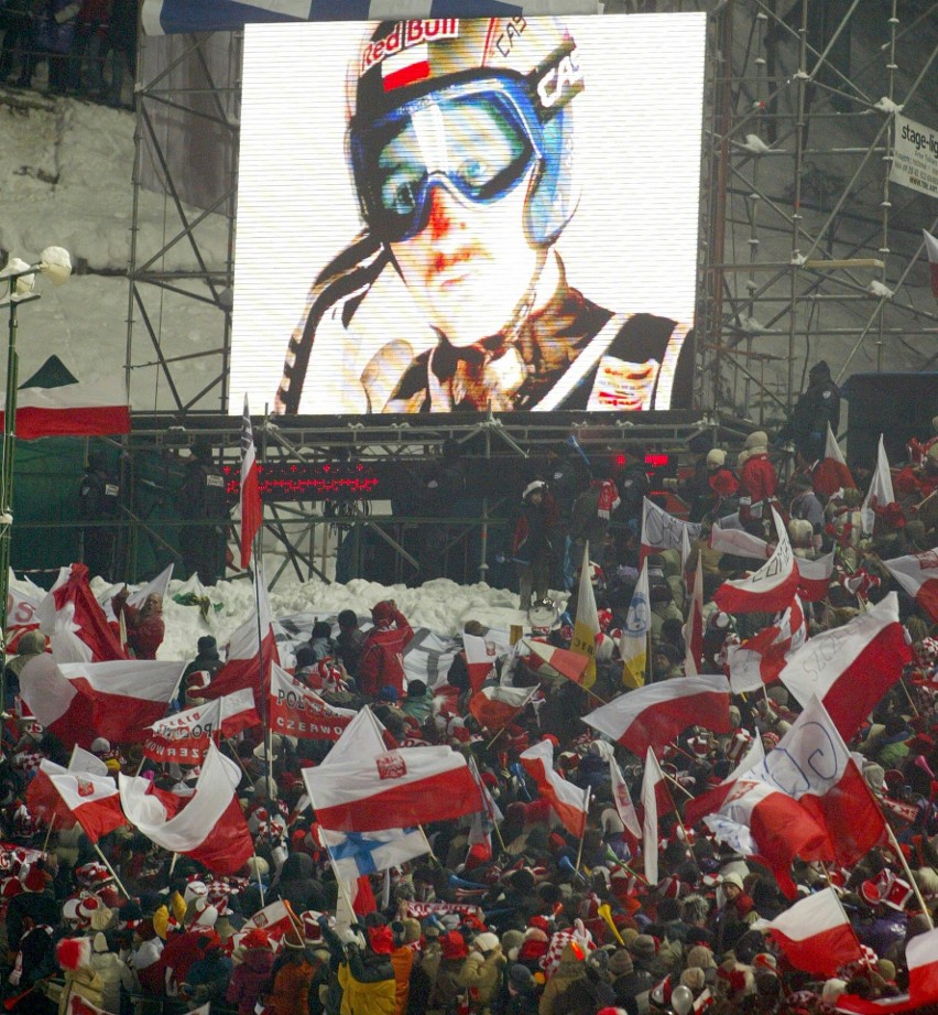 Małyszomania - wiwatujący polscy kibice podczas zawodów Pucharu Świata w Zakopanem w 2005 r.