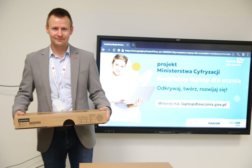 Czwartoklasiści z czterech szkół w gminie Rzekuń dostali laptopy z rządowego programu