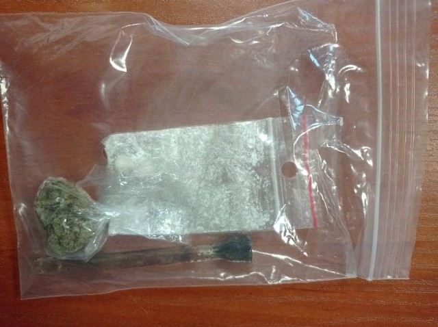 W saszetce w aucie staszowscy policjanci znaleźli narkotyki.