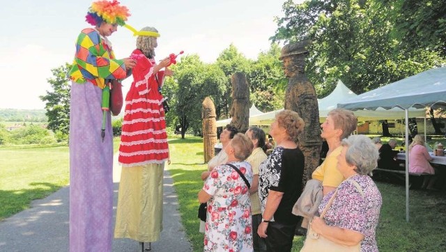 Seniorzy mają spotkania i święta, np. Dzień Seniora w Więckowicach, a teraz wybierają swoich radnych