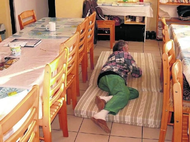 Z braku łóżek, bezdomni w schronisku śpią na materacach na podłodze.