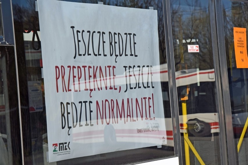 Napisy na autobusach MZK mają dodać otuchy mieszkańcom