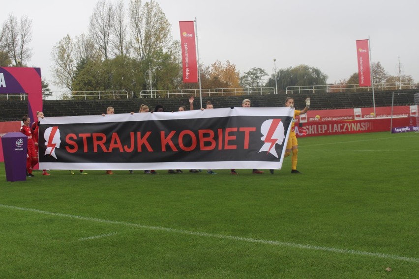 Z takim transparentem piłkarki Medyka Konin wyszły na boisko...