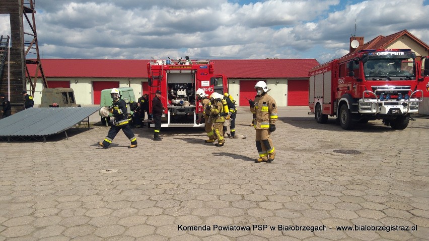 Nowi druhowie Ochotniczych Straży Pożarnych w powiecie białobrzeskim. 15 osób zakończyło kurs i zdało egzaminy