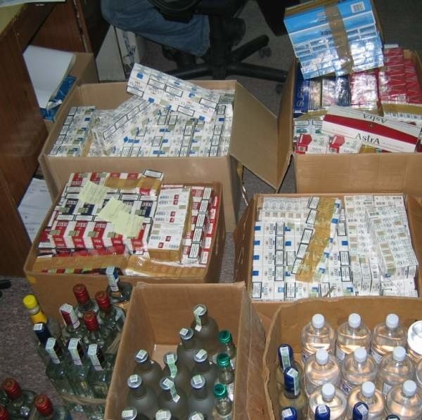 1700 paczek papierosów i kilkadziesiąt litrów alkoholu bez akcyzy skonfiskowali u handlującego 56-latka stalowowolscy policjanci.
