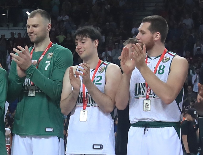 Aleksander Wiśniewski (w środku) podczas medalowej...