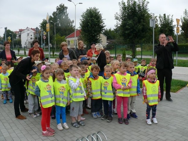 Maluchy z jędrzejowskich zerówek podczas w miasteczku ruchu drogowego w Jędrzejowie.