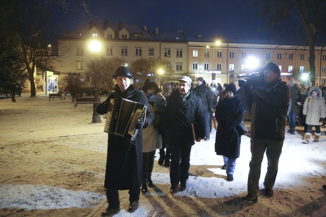 W miejscu, gdzie stały bramy do getta można było posłuchać muzyki klezmerskiej. A przy pomniku odczytany został fragment poruszającego pamiętnika.