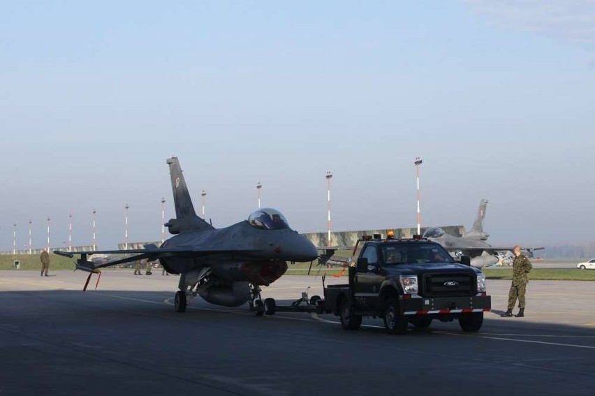 ZLOT 2013 w Krzesinach: F-16 wyciągane z hangaru przez...