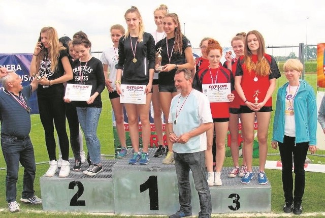 Zawodniczki z Ostrowca na najwyższym podium w Strawczynie - Natalia Zając, Paulina Markowska, Karolina Przytuła i Agnieszka Filipowska. Przed nimi trener Kazimierz Jaros. 