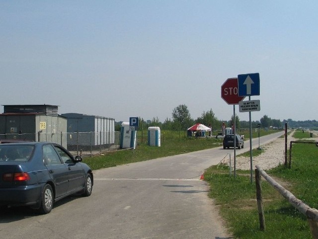 Kierowcy wjeżdżający na plażę Jeziora Tarnobrzeskiego powinni parkować po lewej stronie od drogi lub kierować się na parking na Kamę. Zaparkowanie samochodu po prawej stronie pobocza drogi oznacza mandat w wysokości 100 złotych.