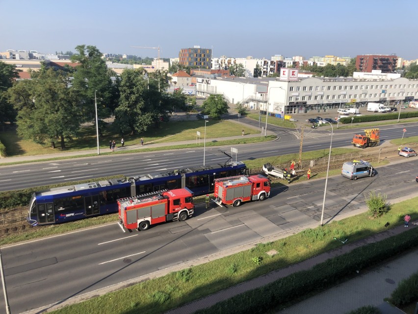 Zablokowane torowisko na Legnickiej. Dachowało auto (ZDJĘCIA)