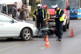 Skuter uderzył w auto na Krakowskiej. Utrudnienia w ruchu, nie kursowały tramwaje