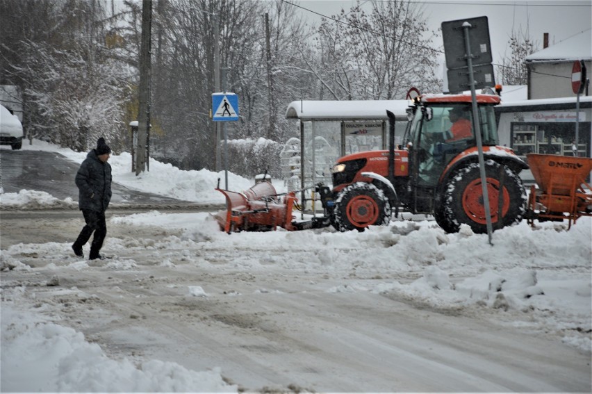 Walka z opadami śniegu w rejonie ulicy Kolejowej w...