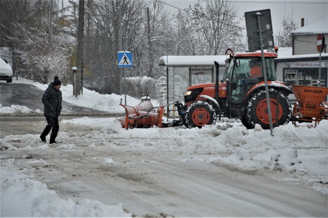 Walka z opadami śniegu w rejonie ulicy Kolejowej w Proszowicach