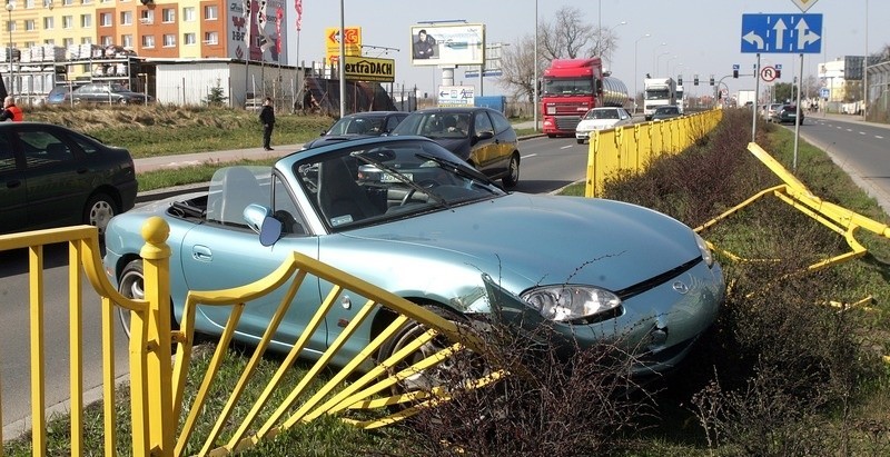 Szczecin: Mazda skasowała płot