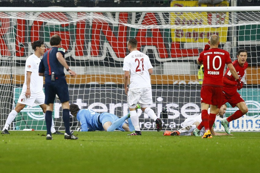 Jeśli Lewandowski strzela gole w meczu, to dwa. Bayern wygrał 3:1, Polak liderem tabeli strzelców