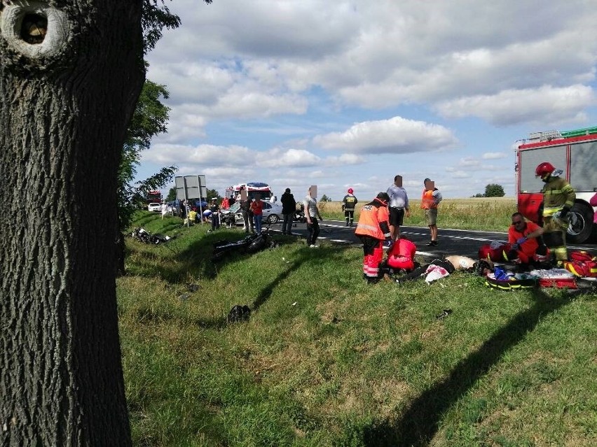 Samochód osobowy marki honda wjechał w grupę około 10...