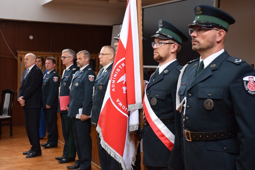 Ślubowanie nowych funkcjonariuszy w podlaskiej KAS. W szeregi Służby Celno-Skarbowej wstąpiło 14 nowych mundurowych
