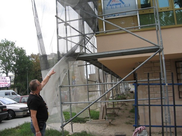 - Aby podać dokładne wymiary szyb  musieliśmy najpierw doprowadzić remont do momentu ścisłego zespolenia dwóch ścian budynku &#8211; od strony Placu Jagiellońskiego i Struga &#8211; tłumaczy Stanisław Pieprzycki
