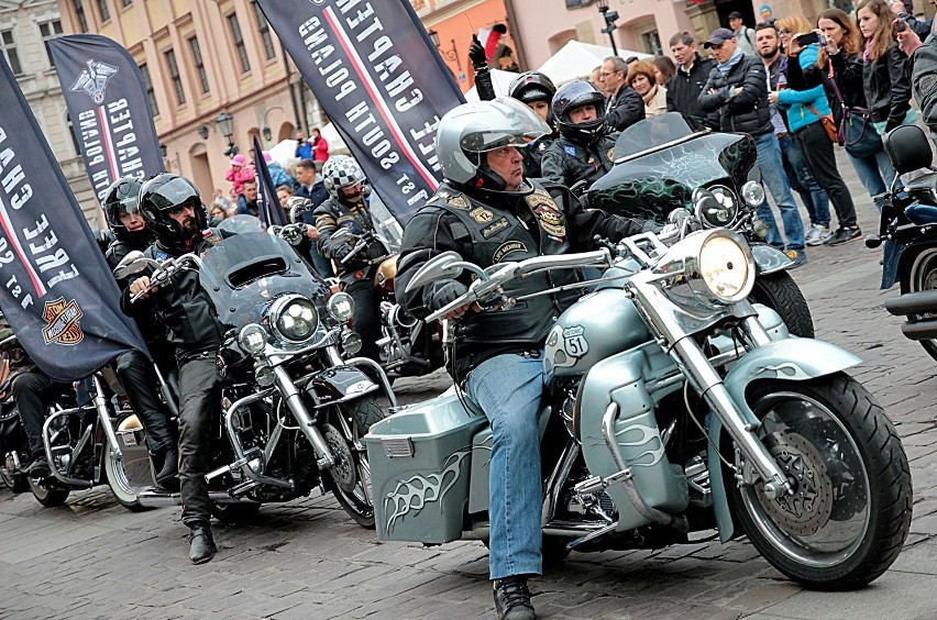 Kraków. Parada motocykli Harley-Davidson na Małym Rynku [ZDJĘCIA]