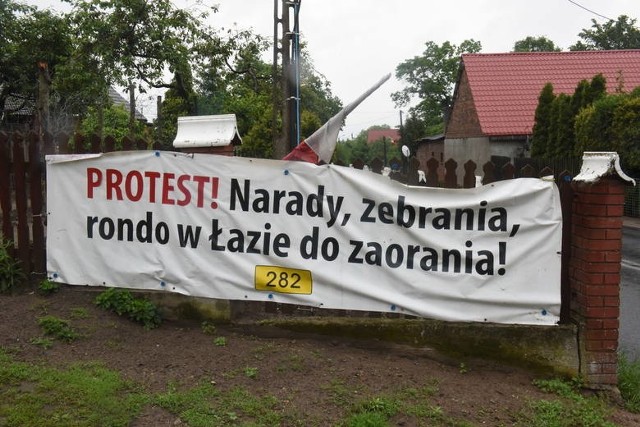 Protest mieszkańców Łazu rozpoczął się w zeszłe wakacje, w połowie 2018 roku...