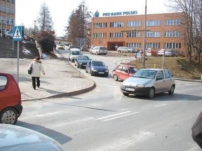 Włączenie się do ruchu od strony ul. St. Daneckiej jest obecnie nie lada sztuką Fot.: Zbigniew Wojtiuk