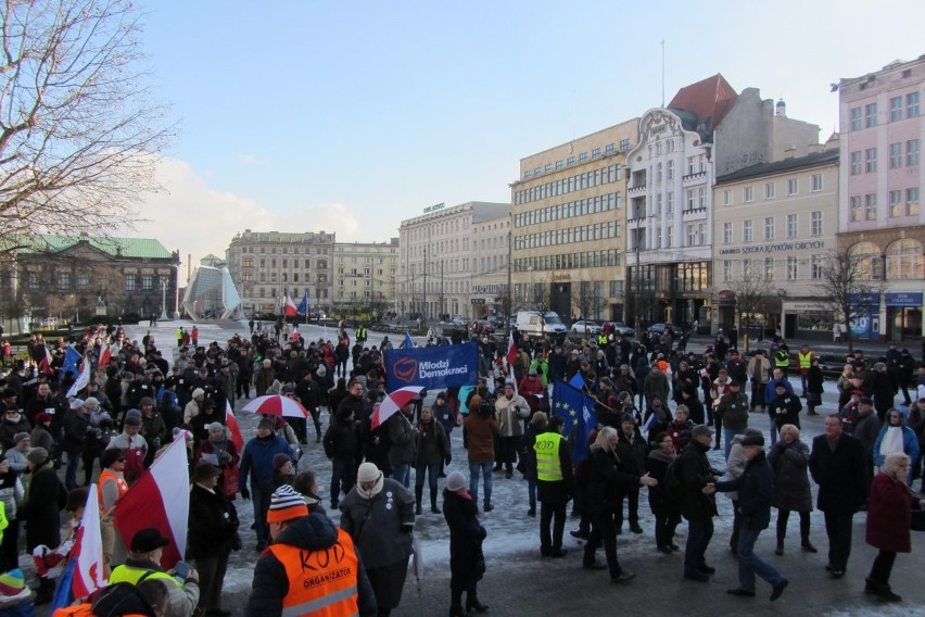 Manifestacja KOD: Potrójne "nie!" dla rządzących