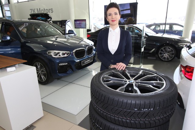 Wioletta Ludwikowska z kieleckiego salonu BMW ZK Motors informuje, że jeśli zdecydujemy się na przykład na model X3, w prezencie dostaniemy drugi komplet kół.