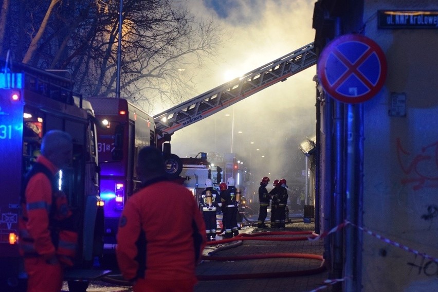 Kiedy strażacy dotarli na miejsce, budynek stał w ogniu....