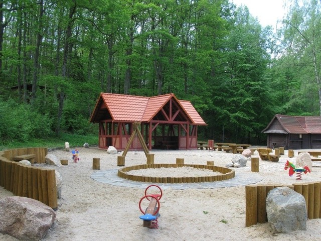 Nad jeziorem Jeleń w Bytowie powstały dwa nowe place zabaw oraz zielona siłownia.