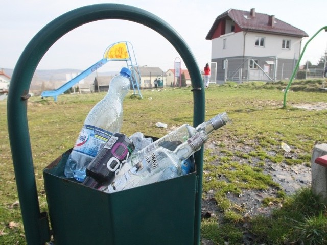 Zawartość kosza na placu zabaw w Masłowie dobitnie świadczy o tym, że zabawa wygląda tam trochę inaczej niż pierwotnie planowano.