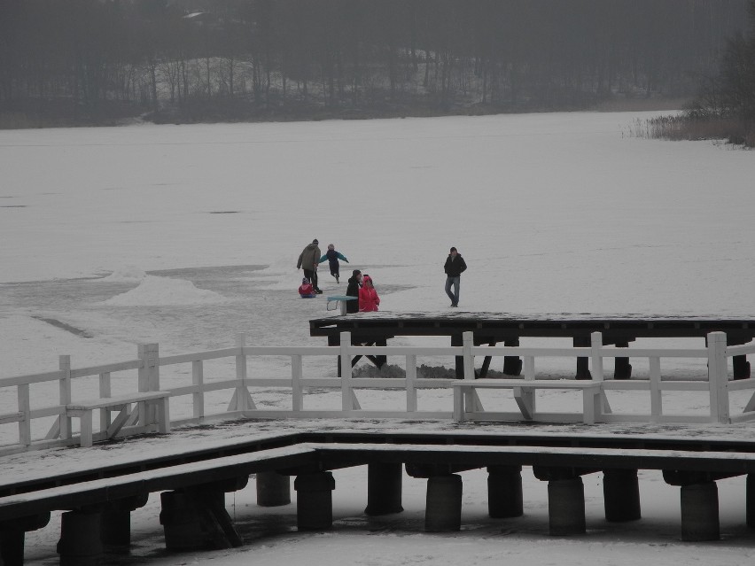 Bytów. Ignorują ostrzeżenia i spacerują po lodzie 