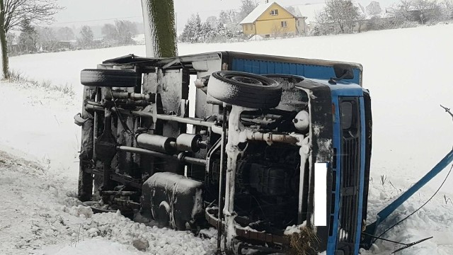 Kierowca auta dostawczego nie dostosował prędkości do panujących warunków na drodze i zjechał do rowu. Do kolizji doszło w Wielkich Radowiskach.