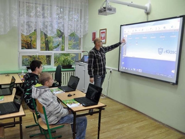 Anglista Jacek Markiewicz prezentuje możliwości nowego systemu na lekcji w pierwszej klasie gimnazjum. Dla dzieci i młodzieży, które z komputerem mają dziś do czynienia na co dzień, to znakomite ułatwienie i zachęta do nauki. 
