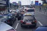 Warszawa: Protest taksówkarzy przeciwko Uberowi. Zablokowane ulice, utrudnienia w ruchu [ZDJĘCIA]