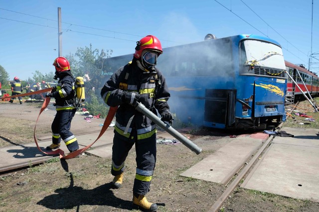 60 strażaków PSP i OSP z powiatu przemyskiego, jarosławskiego, przeworskiego i lubaczowskiego wzięło we wtorek udział w ćwiczeniach wojewódzkiego zespołu zarządzania kryzysowego „Stacja Przeworsk”. Towarzyszyli im policjanci, Polski Czerwony Krzyż i Straż Ochrony Kolei. Autobus z 17 pasażerami zderzył się z pociągiem osobowym, którym podróżowało ok. 40 osób. Ponad połowa była ranna, były ofiary śmiertelne.Ćwiczeniom przyglądała się Ewa Leniart, wojewoda podkarpacki oraz komendanci wojewódzcy straży pożarnej i policji. - Takie ćwiczenia w znakomity sposób zgrywają służby ratunkowe. Trenujemy przepływ informacji, równoczesną i wspólną pomoc poszkodowanym - powiedział mł. bryg. Marcin Betleja z KW PSP w Rzeszowie. 
