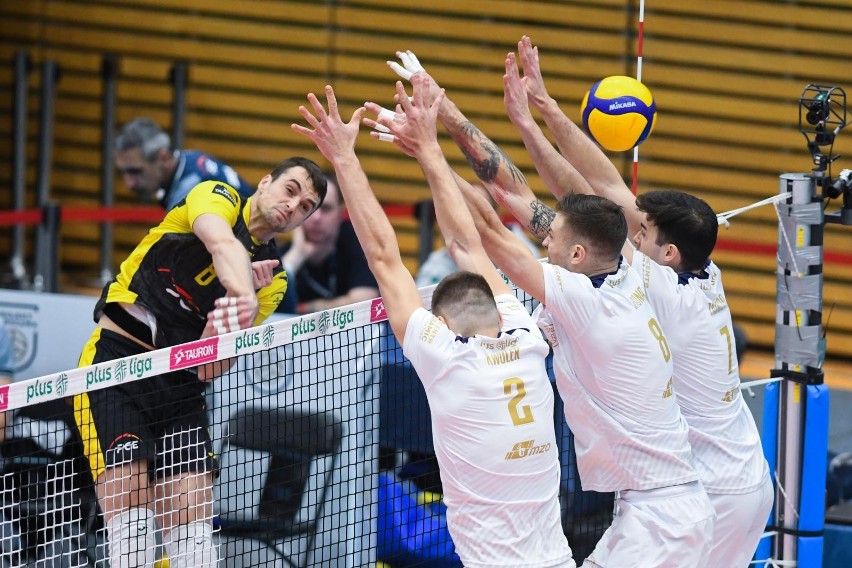 ZAKSA szybko zostawia rywali w tyle, PGE Skra górą w stolicy