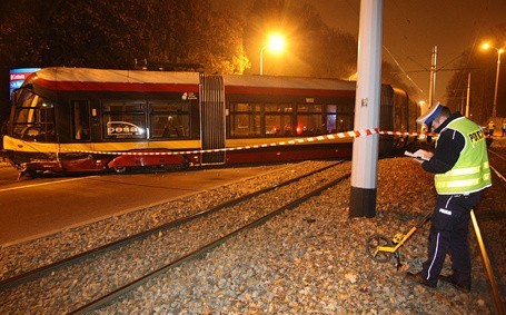 Po zderzeniu z autem tramwaj stanął w poprzek jezdni blokując ulicę Zgierską (aktual. 2, wideo)