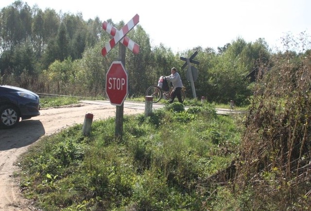 Przejazd w Trynosach jest mocno zarośnięty