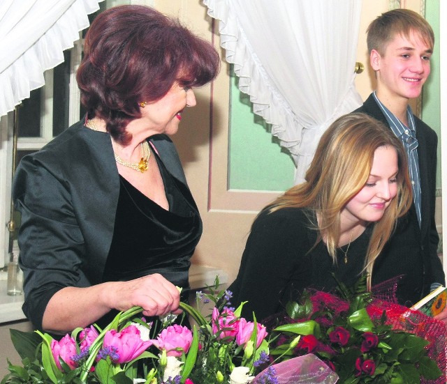 Monika  Rapa i Tymoteusz Przygrodzki, w towarzystwie  Haliny Frąckowiak, podczas niedawnego balu charytatywnego, zorganizowanego przez stowarzyszenie,  na rzecz uzdolnionej młodzieży