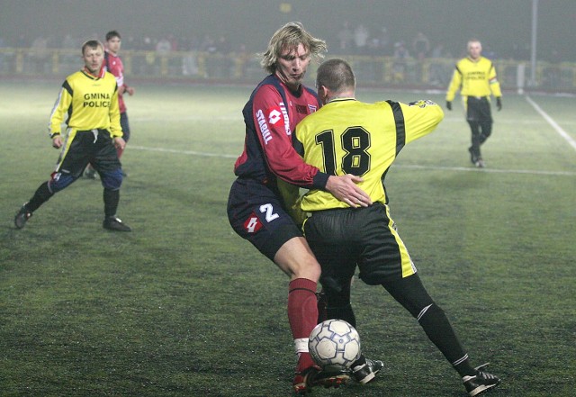 Czech z Hradec Kralove Dalibor Karnyi (z lewej) w walce o piłkę z Andrzejem Rogowskim.