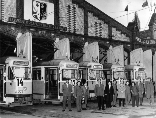 Jeśli wszystko pójdzie zgodnie z planem, w tym roku na wrocławskie tory wróci linia tramwajowa, która jeździła latami po mieście. Mowa o tramwaju linii 16, który łączył Tarnogaj i zoo. Po zakończeniu remontu ul. Hubskiej ta linia znów ma pojechać na tej trasie, z wykorzystaniem nowego fragmentu torowiska. Zatem "16" wraca, a co z innymi dziurami w numeracji wrocławskich tramwajów. 12, 13, 18 czy 19? Pamiętacie jeszcze te linie? Zobaczcie kiedy i na jakich trasach jeździły.PRZEJDŹ DO KOLEJNYCH SLAJDÓW W GALERII, BY ZOBACZYĆ LINIE, KTÓRE KIEDYŚ KURSOWAŁY PO WROCŁAWIU