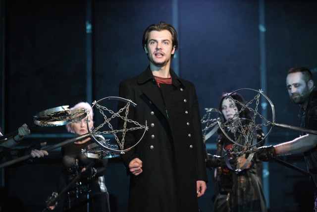 Młody aktor Mateusz Rzeźniczak (na pierwszym planie) bardzo dobrze odnalazł się w roli Kordiana. Wielkie wrażenie robią też upadłe Anioły, zwłaszcza Dawid Żłobiński grający Szatana.