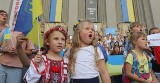 Katowicki rynek w niebiesko-żółtych barwach. Solidaryzujemy się z Ukrainą i jej walką o wolność. To akcja „Independence In My Heart” ZDJĘCIA